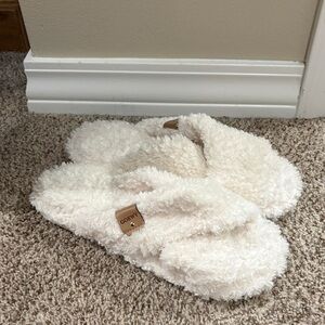 ✨Fuzzy Slippers✨